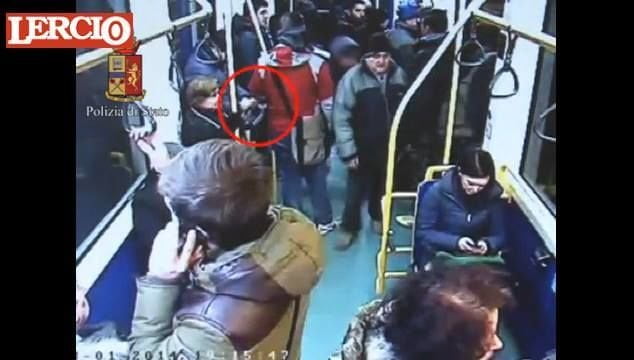 Torino, sgominate bande di taccheggiatori di romanzi sul tram - Lercio