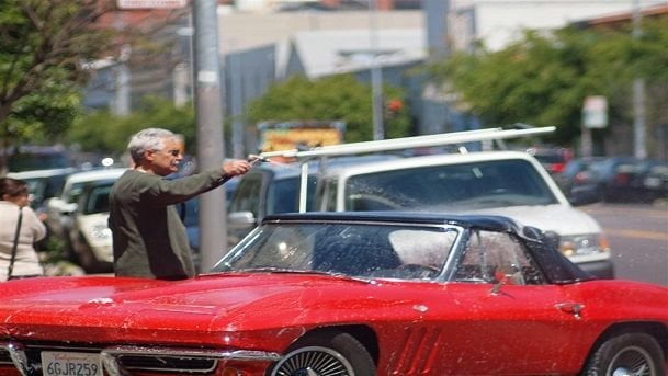 Uomo lava la macchina e il giorno dopo non piove - Lercio