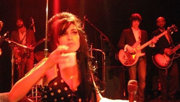 Amy Winehouse si riprende dalla sbornia del 2011 e si accorge di essere stata sepolta - Lercio