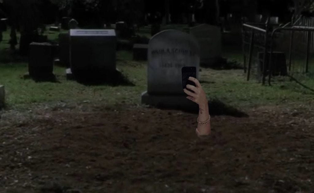Boom sul web per la nuova moda social del 'selfie after death' - Lercio