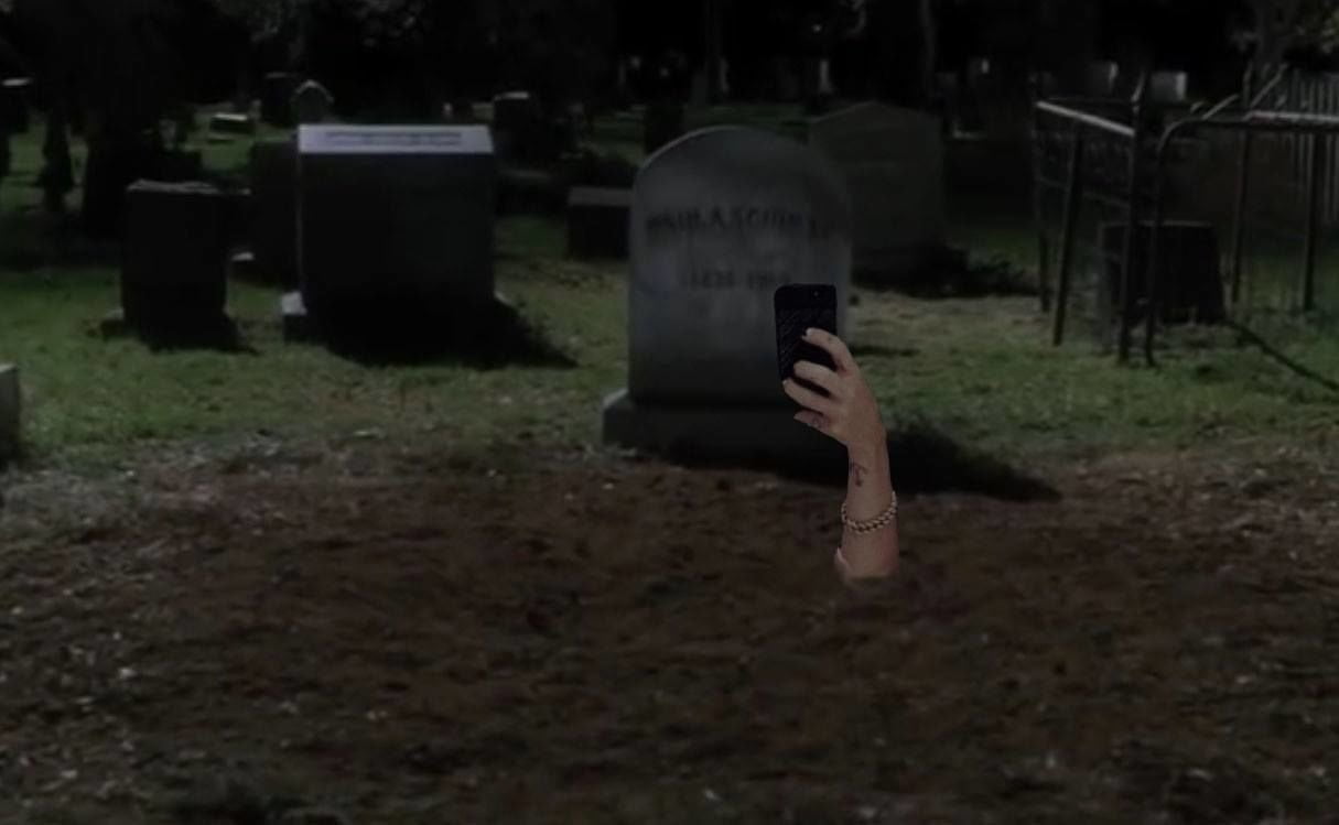 Boom sul web per la nuova moda social del 'selfie after death' - Lercio