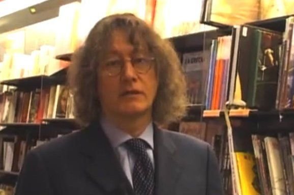 Casaleggio cambia linea comunicativa: "Dobbiamo ridurre i punti esclamativi!!" - Lercio