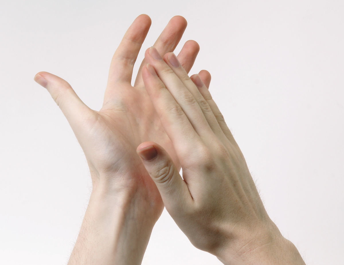 Cassazione. Applausi consentiti durante atterraggi e funerali solo se in contemporanea - Lercio