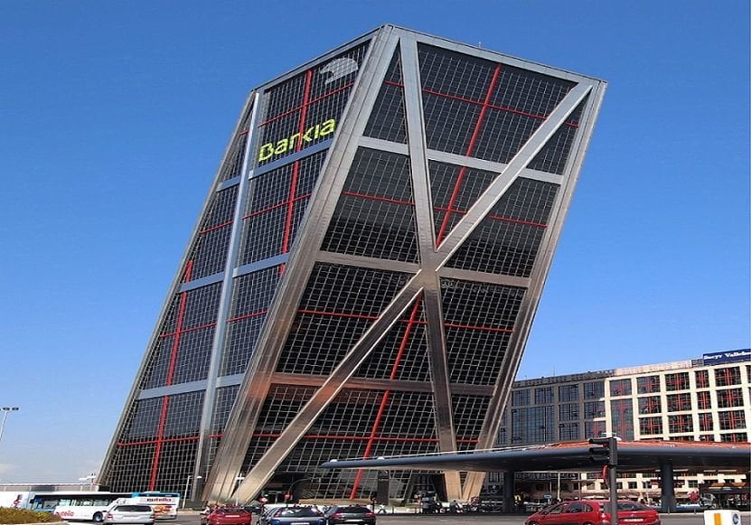 Ditta apre cantiere in una zona dove non ci sono anziani e la palazzina viene storta - Lercio