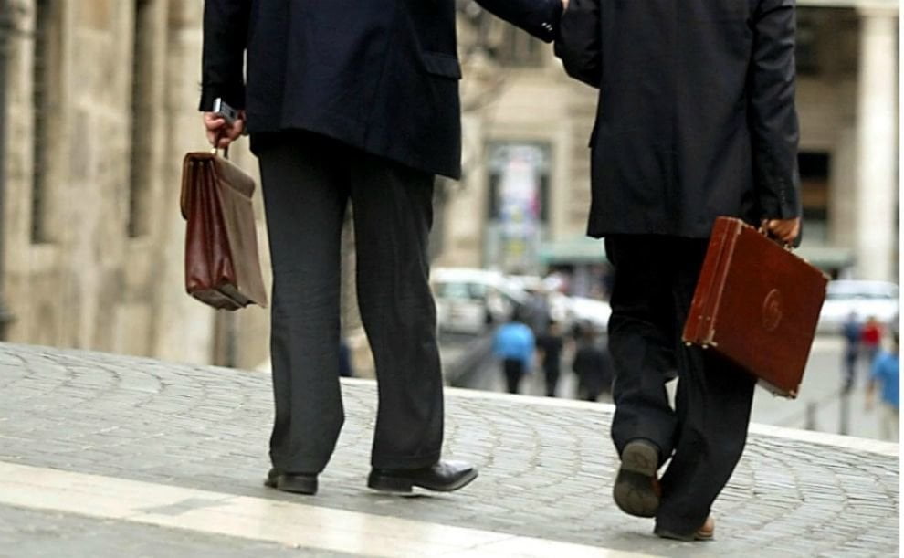 Il Governo vende 150 portaborse su eBay - Lercio