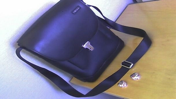 Napoli, trovano un borsello con 3mila euro e lo restituiscono a quello che l'aveva rubato - Lercio