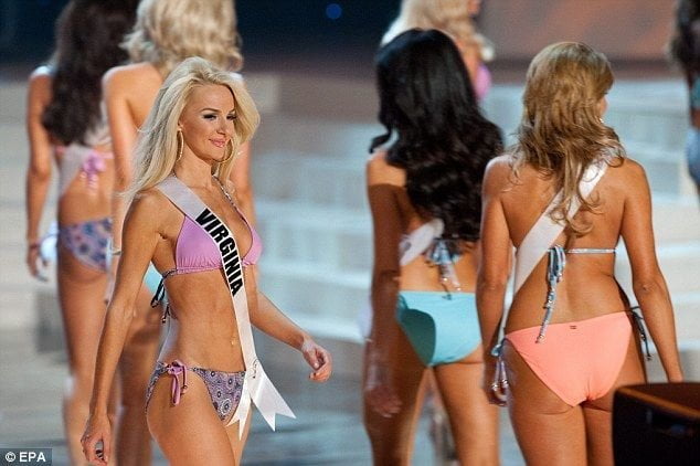 Non c'è pace nel mondo. Miss di tutto il mondo scioperano - Lercio