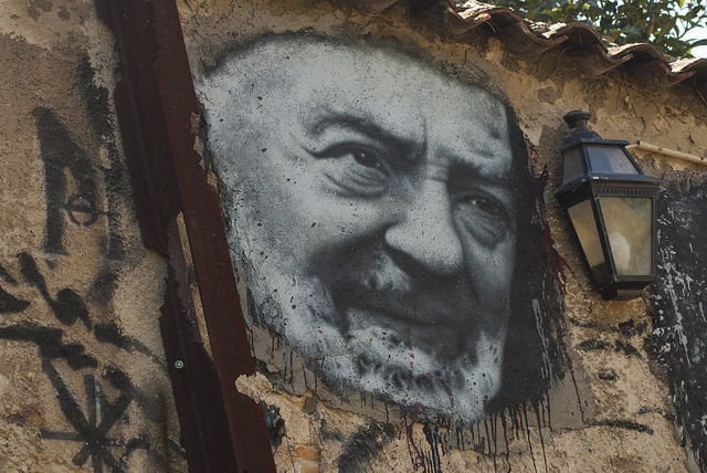 Padre Pio fu squalificato dai mondiali di nascondino. Sbirciava dalle mani - Lercio