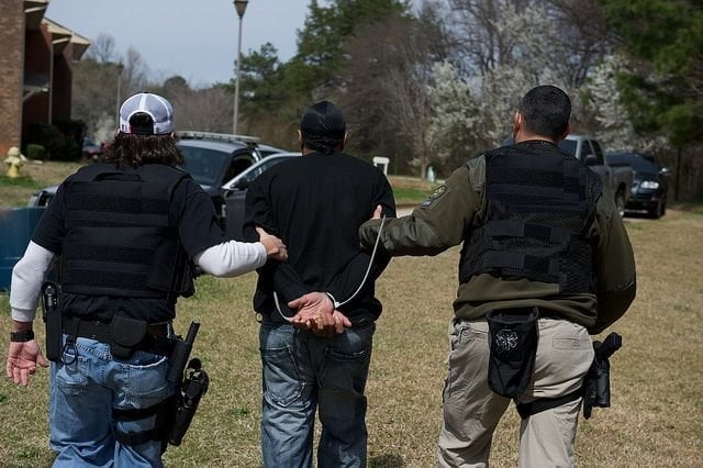 "Scusa hai una cartina?" arrestato da finanziere in borghese: ma si era perso davvero - Lercio