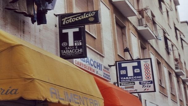 Segregava mariti nello scantinato: arrestato tabaccaio - Lercio