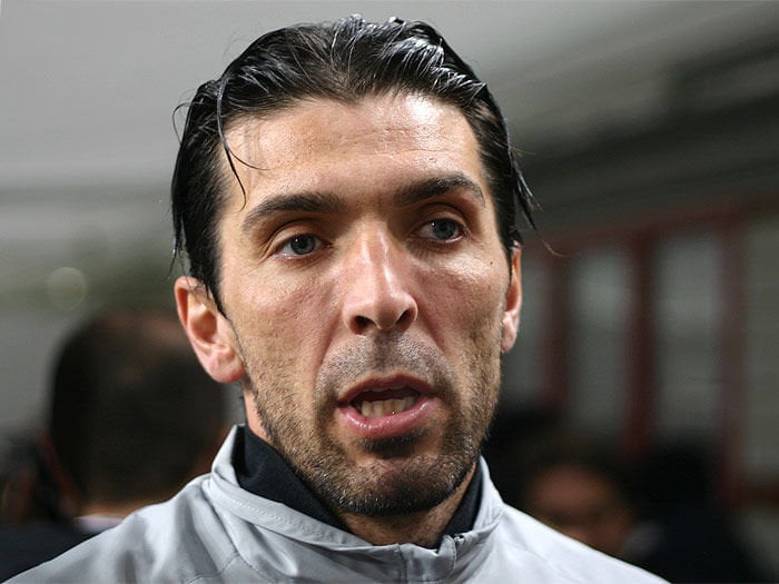 Buffon rivela: "Mi sono infortunato cercando di dare un calcio in culo a Varriale" - Lercio