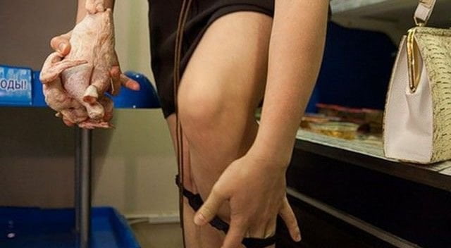 Compra un libro di Cracco e il kamasutra, ma si confonde: moglie cucina marito e tromba il pollo - Lercio