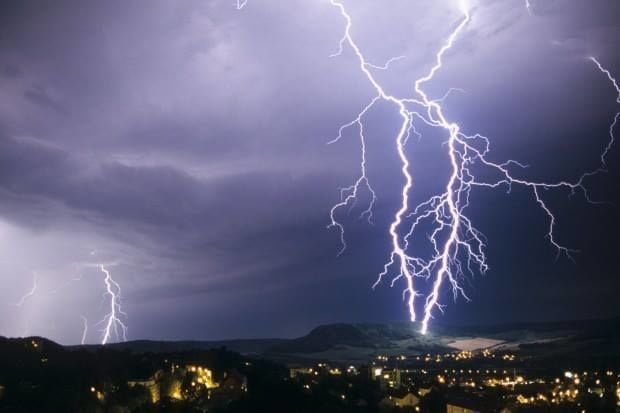 Giocatore brasiliano non ringrazia Dio dopo un gol: folgorato da una saetta in campo - Lercio