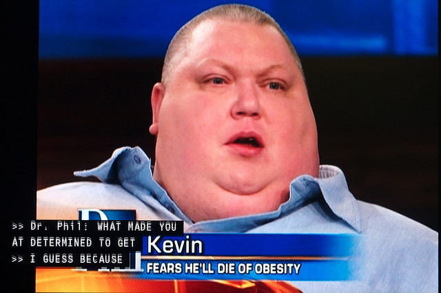 Giovane obeso preme per 542 volte ‘posponi’ sulla sveglia per finire di mangiare il panino nel sogno - Lercio