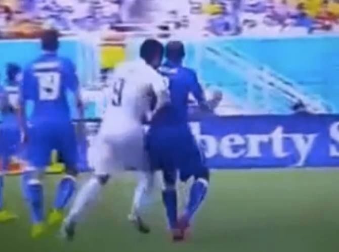 La FIFA ha deciso, Suarez dev'essere abbattuto - Lercio