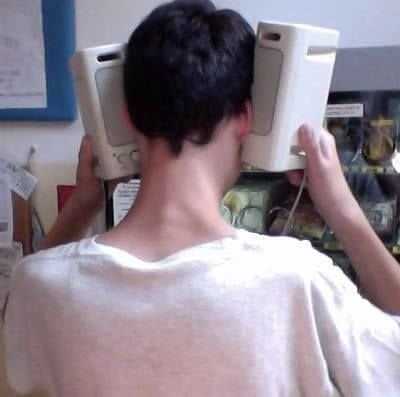 Le cuffie sono out? Esplode la moda della casse da orecchio - Lercio