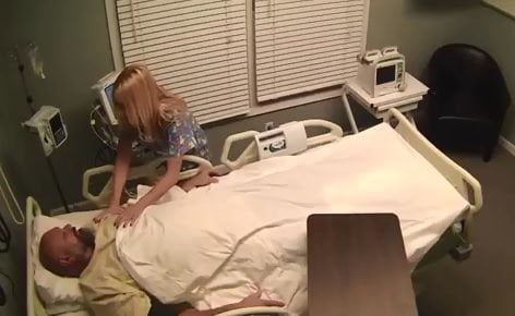 Livorno, si sveglia dal coma dopo 9 anni, scopre che il nuovo sindaco è grillino e ci rientra - Lercio