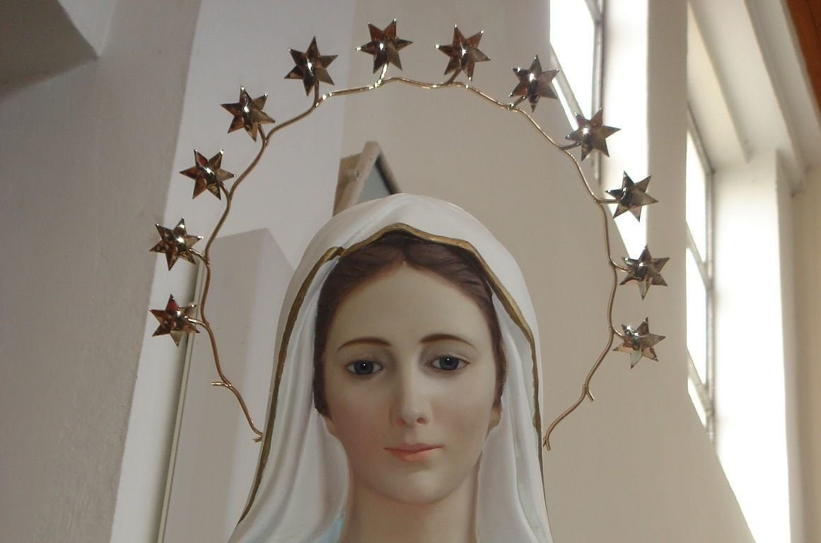 Madonnina piange ma il prete non ci sta:"E' solo un tubo rotto!". Cacciato dai fedeli - Lercio