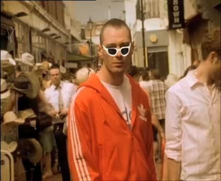 Prato. Elettricista folgorato da una duevventi crede di essere Fabri Fibra - Lercio