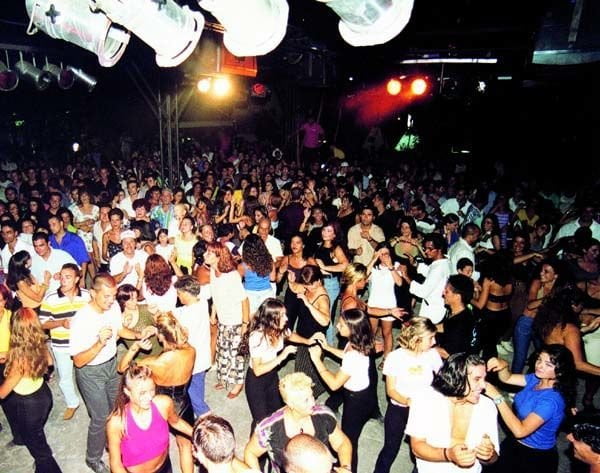 Scoppia l'effetto 'The Voice': nelle discoteche è boom per il Padre Nostro remixato - Lercio