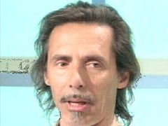 Segue alla lettera il teorema Ferradini: dopo 5 divorzi a carico chiede i danni al cantante - Lercio