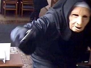 Tenta di svaligiare banca travestito da suora ma viene nominato Direttore dell'Istituto. - Lercio