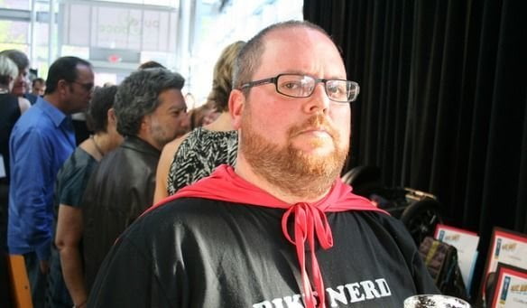 Trova WiFi libera: nerd vive su una panchina da due anni - Lercio