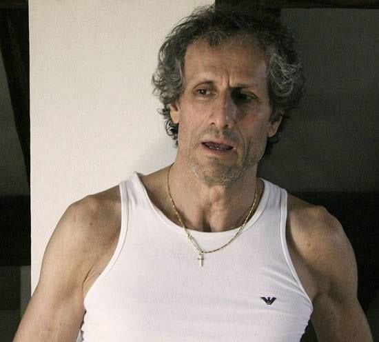 Finisce la carta igienica mentre è ancora seduto sul water: Paolo Barnard scopre un nuovo complotto - Lercio