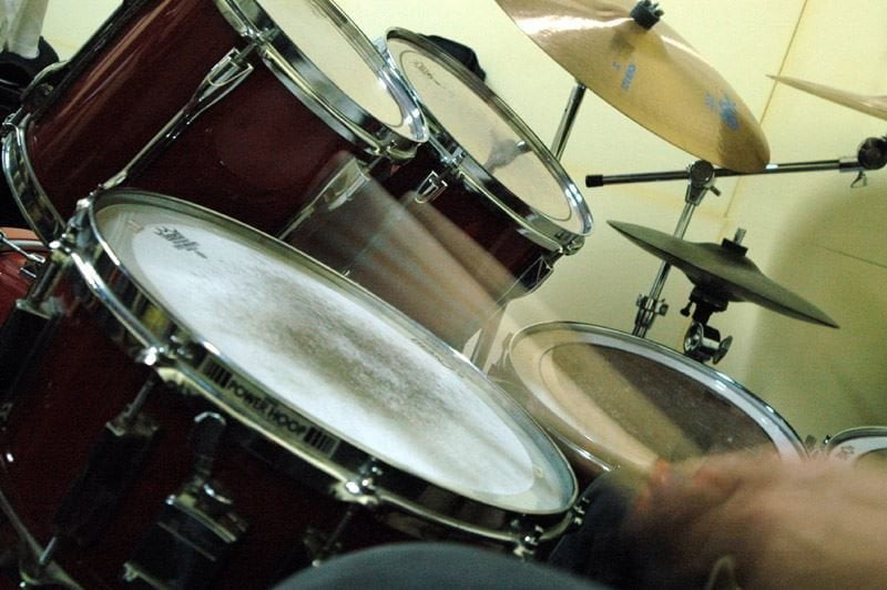 Acquista una batteria per mandare messaggi in alfabeto MORSE all'amante del piano di sotto - Lercio