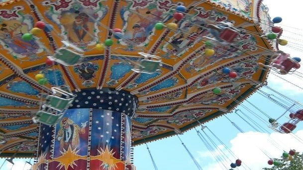 Bologna, Renzi davanti alle giostre della Festa dell'Unità firma "il patto del calcinculo" - Lercio