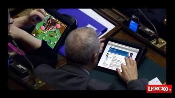 Camera, Onorevole pizzicato a leggere una proposta di legge - Lercio