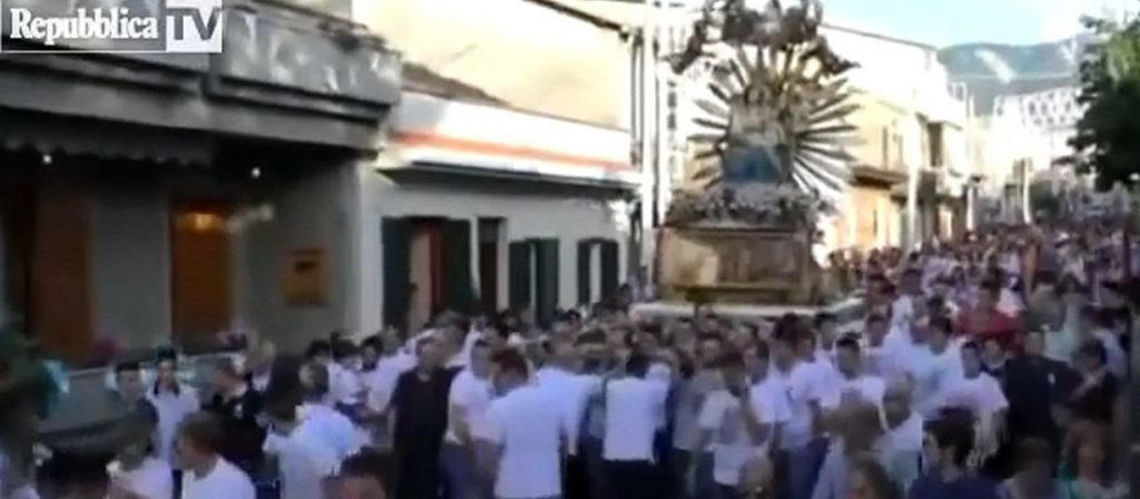 Completata mappatura delle cosche mafiose grazie agli inchini dei santi nelle processioni - Lercio