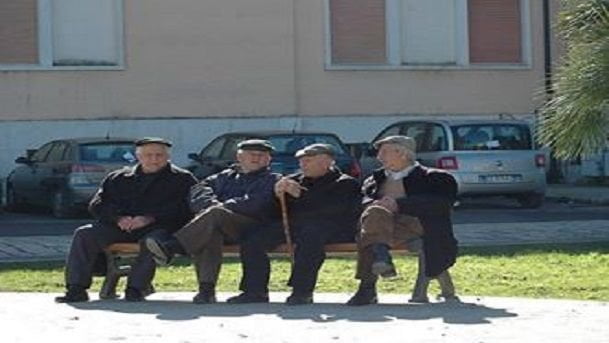 Genova. Il Comune installa 12.000 panchine per gli anziani che assisteranno al cantiere della Concordia - Lercio