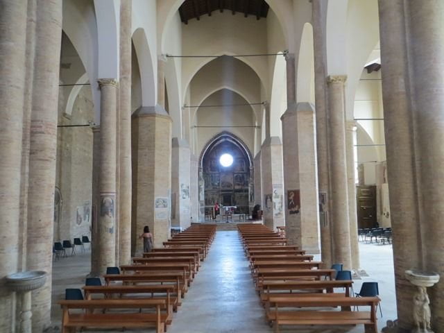 In chiesa per pregare Sant'Antonio. E il bimbo muto parla: "Mi sono rotto i coglioni, andiamocene!" - Lercio