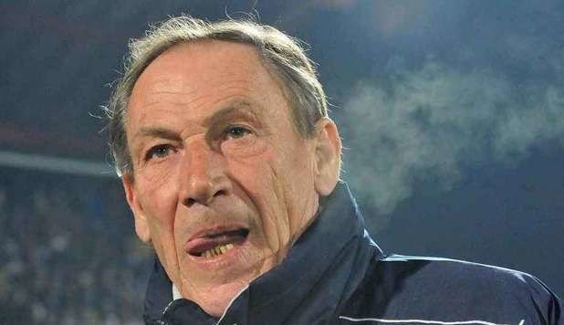 Sport. Zeman legge il libro per smettere di fumare e si fuma il libro - Lercio