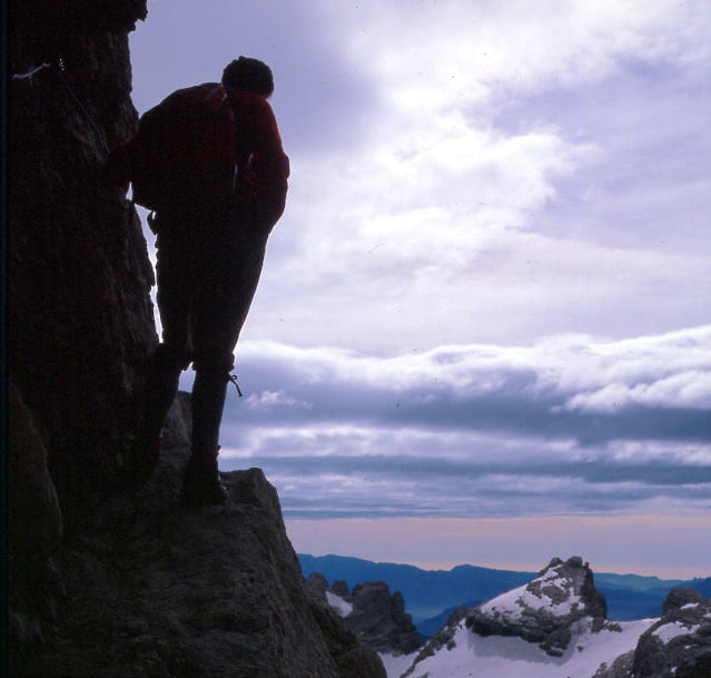 Alpinista esce da una discussione a testa alta e precipita in un dirupo - Lercio