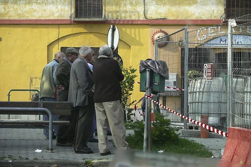 Anziani che guardano i lavori in corso: il work-watching diventa una realtà internazionale - Lercio