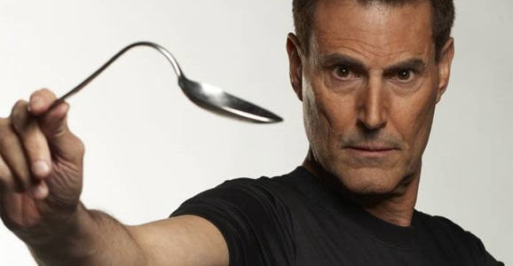 Apple ammette: "iPhone 6 Plus è stato progettato da Uri Geller" - Lercio