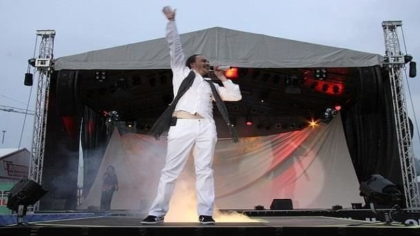 Cantante dice agli spettatori che la loro città fa cagare - Lercio