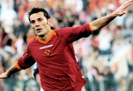 Imita Montella dopo aver segnato un gol: disperso nell'Oceano Indiano - Lercio