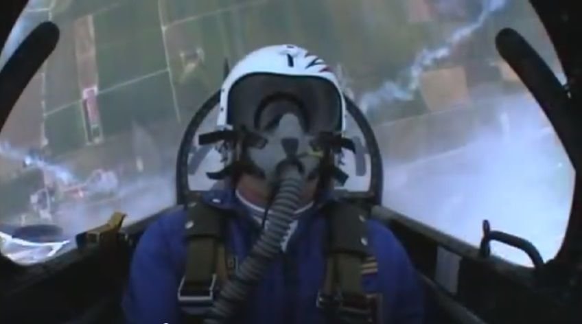 Indossa una felpa dell'Aeronautica Militare comprata al mercato: mandato in Siria su F35 - Lercio