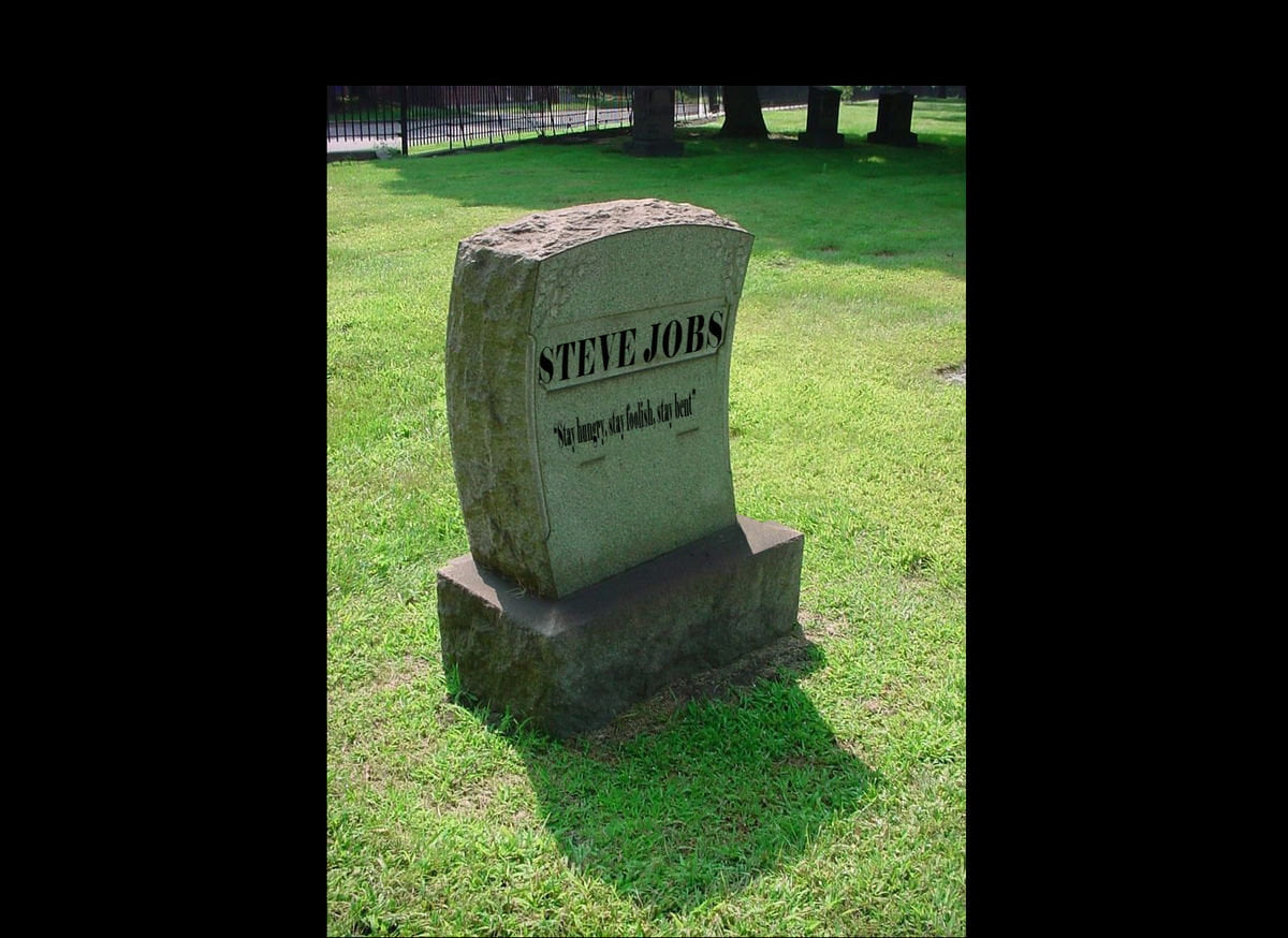 iPhone6: si curva anche la lapide di Steve Jobs - Lercio