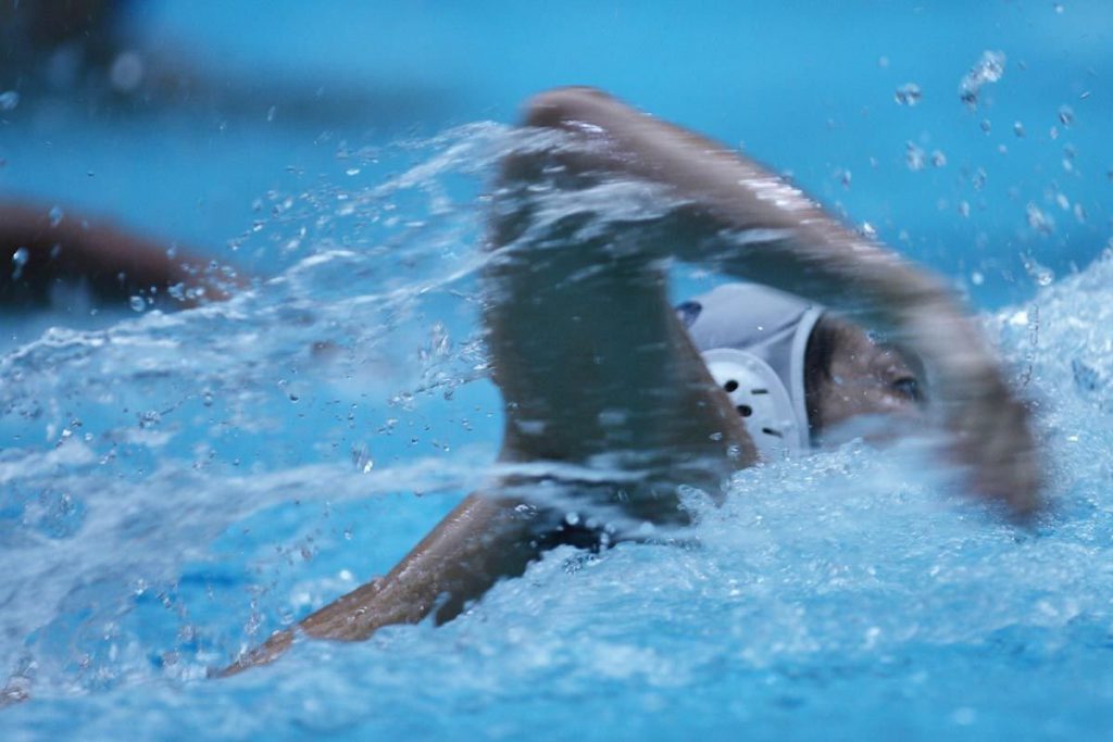 Leader politico attraversa lo stretto di Messina a nuoto e affoga - Lercio