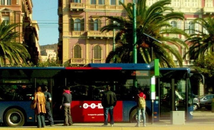 Lo arruolano nelle Sentinelle in piedi ma si era solo addormentato alla fermata dell'autobus - Lercio