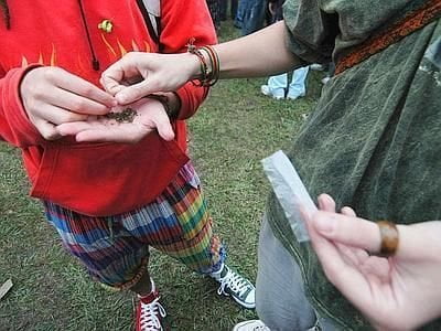 Mette il lato della cartina con la colla al contrario e si fuma il dito - Lercio