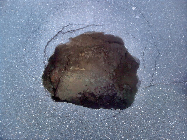 Napoli, De Magistris inizia a fare il sindaco per strada e cade in una buca - Lercio