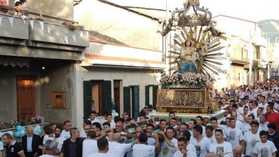 Non si ferma per l'inchino al boss, Madonna freddata durante la processione - Lercio