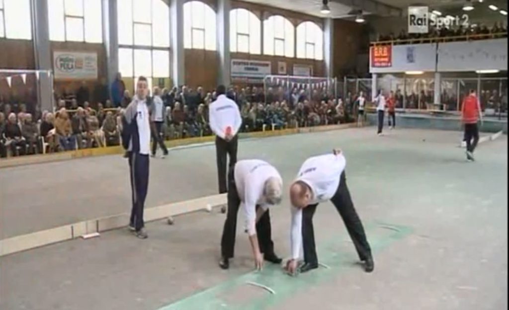 Renzi: "Basta calcio e violenza, bocce sport nazionale". Ultras: "Picchieremo vecchietti" - Lercio