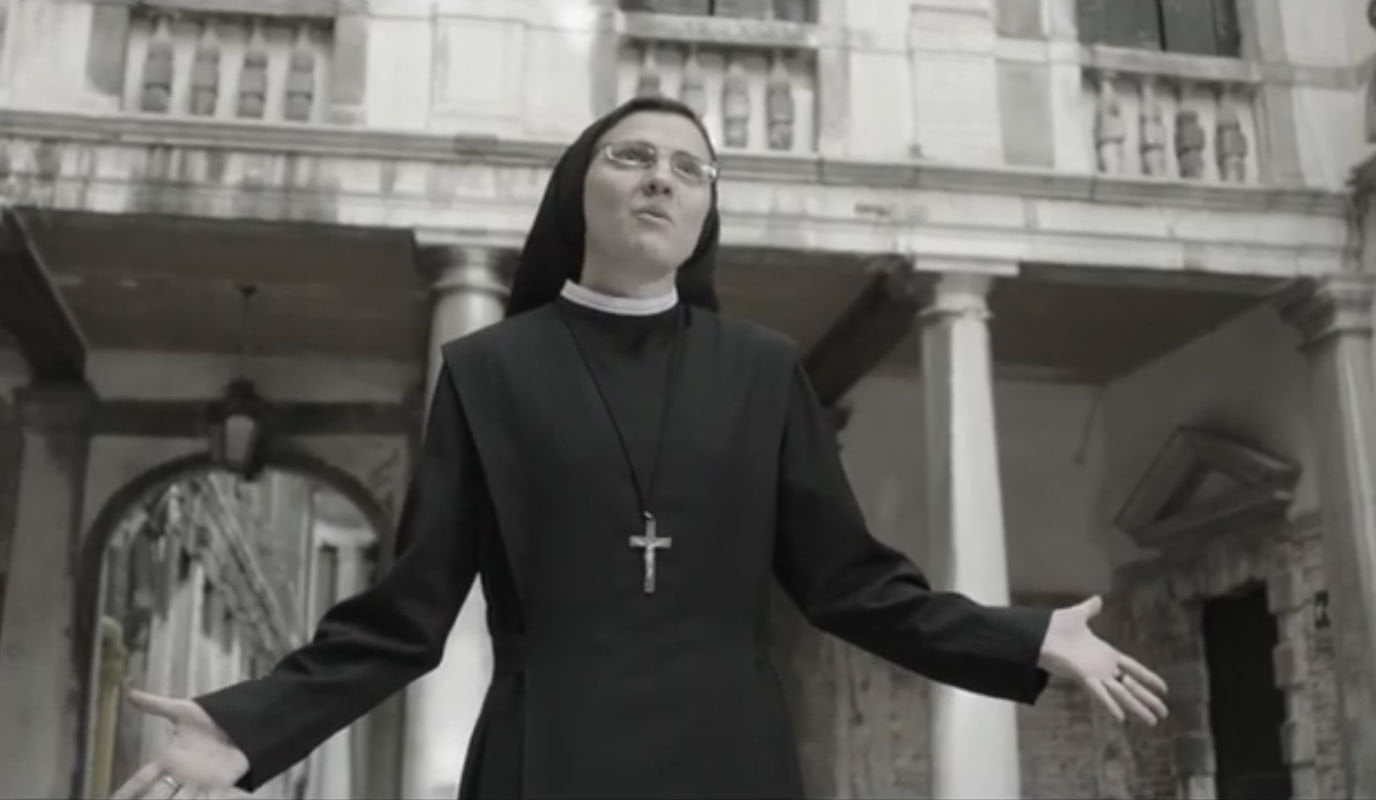 Suor Cristina rifà 'Kobra' di Rettore, ma chiarisce: "Si tratta del serpente della Genesi" - Lercio