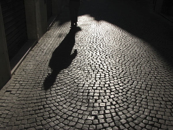 Texas. Ragazzo bianco non si ferma all'alt, poliziotto uccide la sua ombra - Lercio